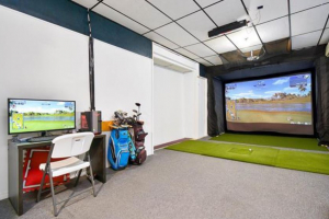 Golf simulator in its own private room